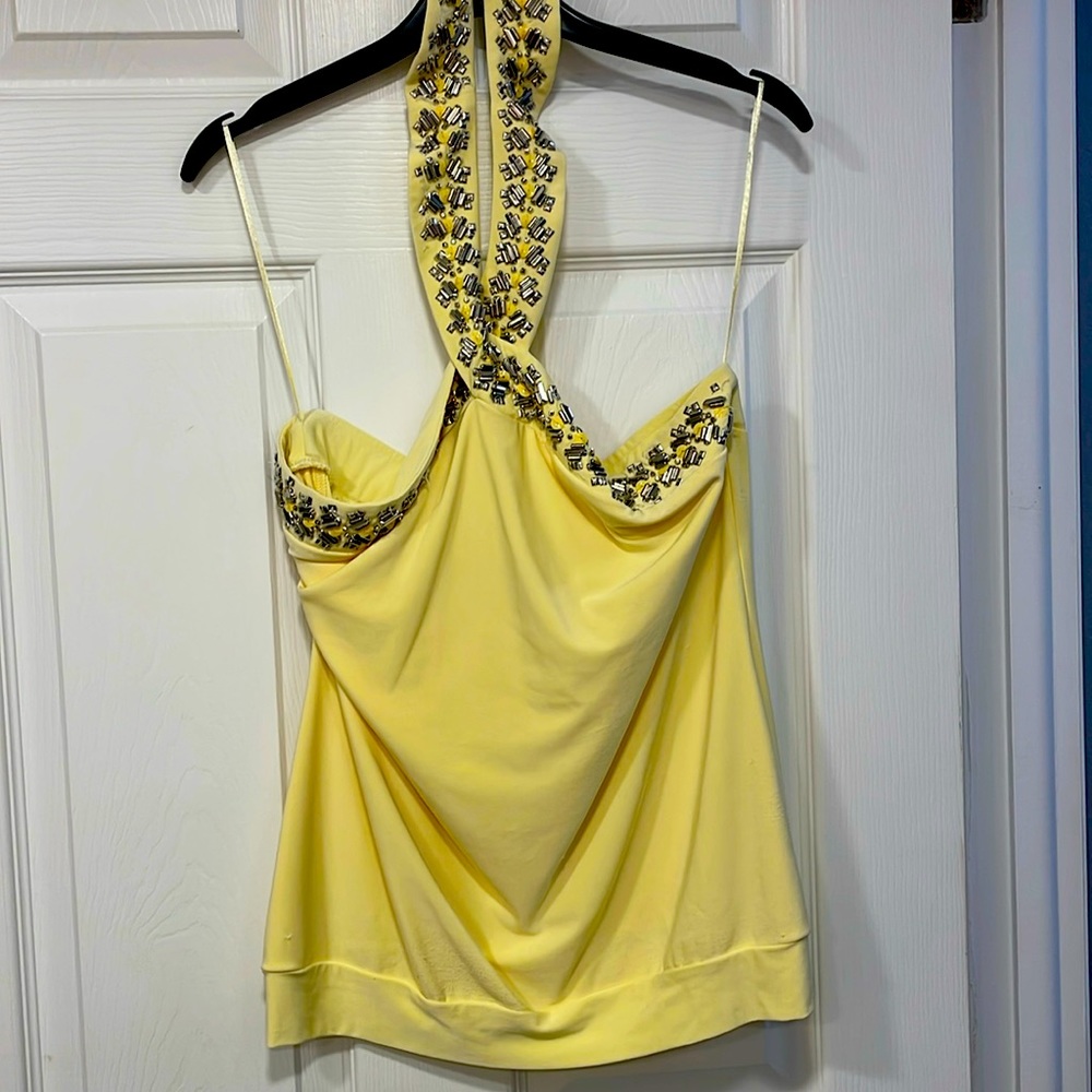 Yellow strapless, cache M
